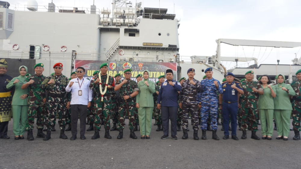 KEPALA KANTOR KSOP KELAS I DUMAI MENGHADIRI UPACARA PENYAMBUTAN PURNA TUGAS SATGAS PAMTAS STATIS RI - PNG BATALYON INFANTERI 131/BRAJA SAKTI TAHUN ANGGARAN 2024 - 2025 DI DERMAGA C PELABUHAN PT PELINDO REGIONAL 1 DUMAI