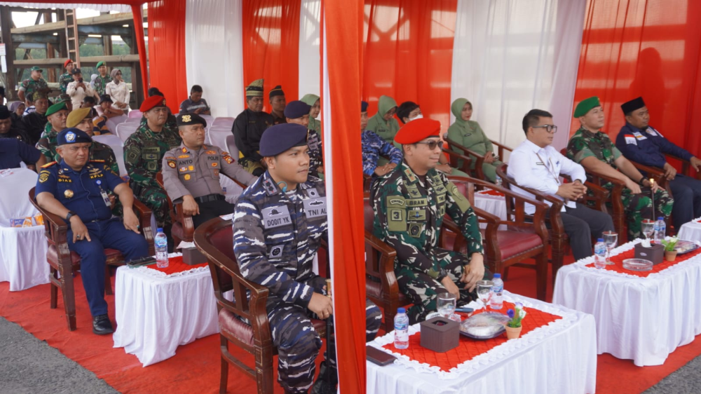 KEPALA KANTOR KSOP KELAS I DUMAI MENGHADIRI UPACARA PENYAMBUTAN PURNA TUGAS SATGAS PAMTAS STATIS RI - PNG BATALYON INFANTERI 131/BRAJA SAKTI TAHUN ANGGARAN 2024 - 2025 DI DERMAGA C PELABUHAN PT PELINDO REGIONAL 1 DUMAI