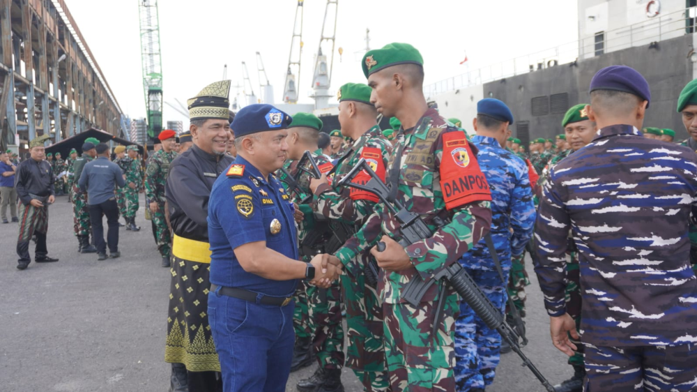 KEPALA KANTOR KSOP KELAS I DUMAI MENGHADIRI UPACARA PENYAMBUTAN PURNA TUGAS SATGAS PAMTAS STATIS RI - PNG BATALYON INFANTERI 131/BRAJA SAKTI TAHUN ANGGARAN 2024 - 2025 DI DERMAGA C PELABUHAN PT PELINDO REGIONAL 1 DUMAI