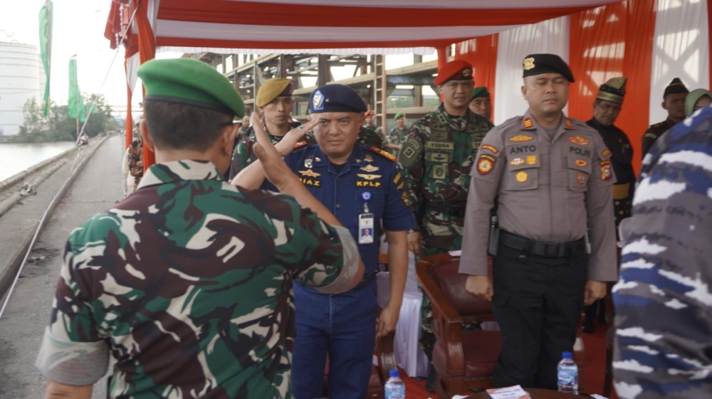 KEPALA KANTOR KSOP KELAS I DUMAI MENGHADIRI UPACARA PENYAMBUTAN PURNA TUGAS SATGAS PAMTAS STATIS RI - PNG BATALYON INFANTERI 131/BRAJA SAKTI TAHUN ANGGARAN 2024 - 2025 DI DERMAGA C PELABUHAN PT PELINDO REGIONAL 1 DUMAI