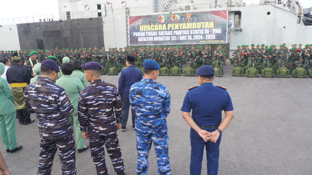KEPALA KANTOR KSOP KELAS I DUMAI MENGHADIRI UPACARA PENYAMBUTAN PURNA TUGAS SATGAS PAMTAS STATIS RI - PNG BATALYON INFANTERI 131/BRAJA SAKTI TAHUN ANGGARAN 2024 - 2025 DI DERMAGA C PELABUHAN PT PELINDO REGIONAL 1 DUMAI