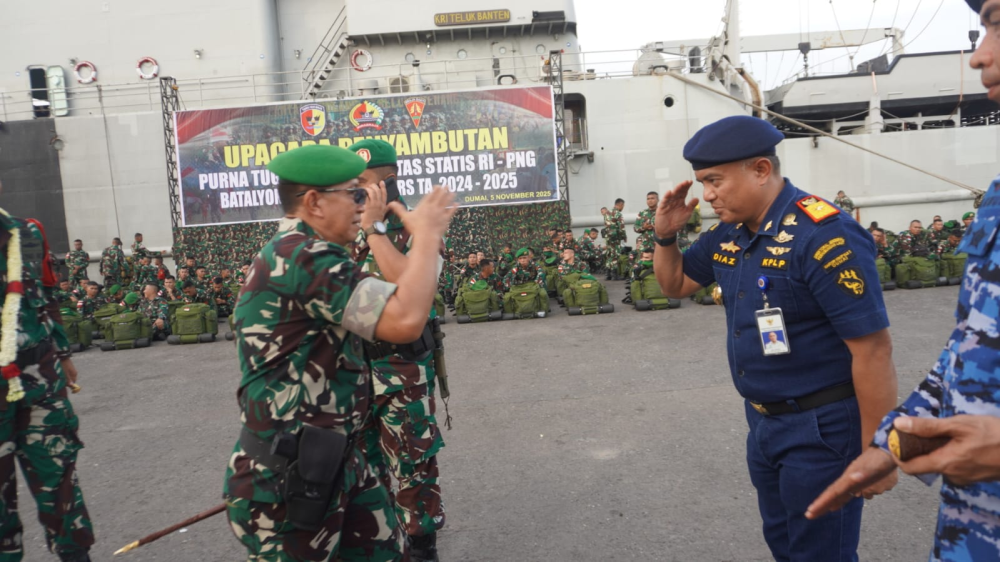 KEPALA KANTOR KSOP KELAS I DUMAI MENGHADIRI UPACARA PENYAMBUTAN PURNA TUGAS SATGAS PAMTAS STATIS RI - PNG BATALYON INFANTERI 131/BRAJA SAKTI TAHUN ANGGARAN 2024 - 2025 DI DERMAGA C PELABUHAN PT PELINDO REGIONAL 1 DUMAI