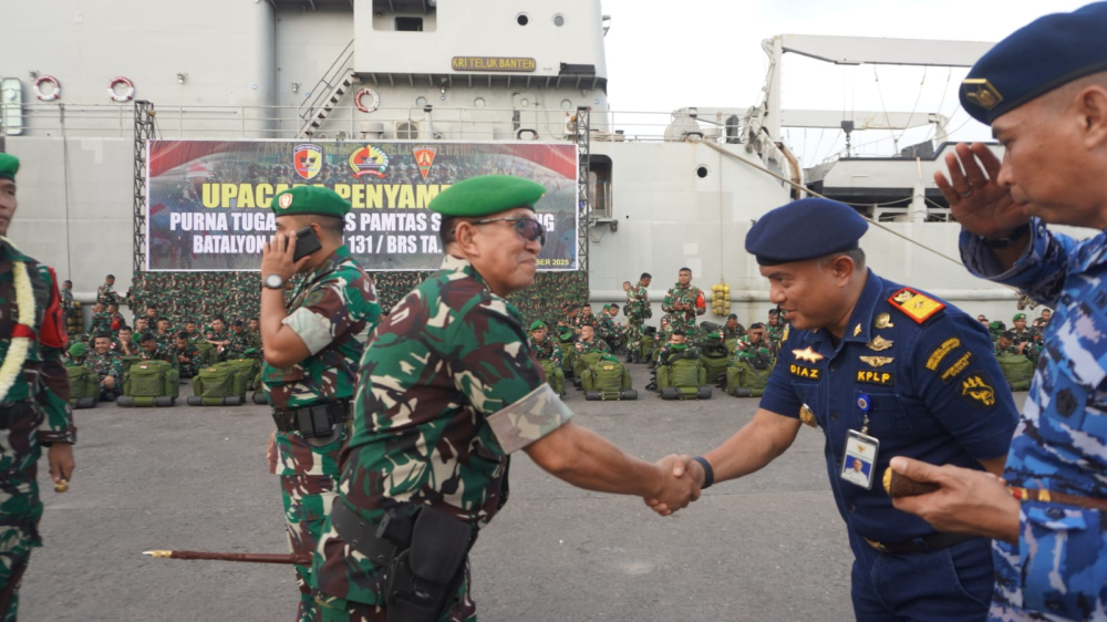 KEPALA KANTOR KSOP KELAS I DUMAI MENGHADIRI UPACARA PENYAMBUTAN PURNA TUGAS SATGAS PAMTAS STATIS RI - PNG BATALYON INFANTERI 131/BRAJA SAKTI TAHUN ANGGARAN 2024 - 2025 DI DERMAGA C PELABUHAN PT PELINDO REGIONAL 1 DUMAI