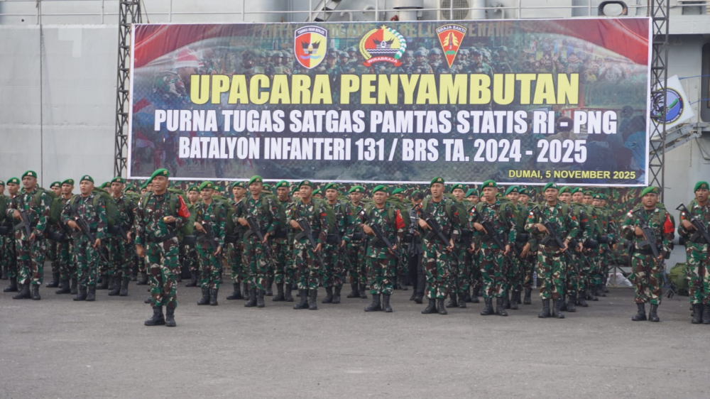 KEPALA KANTOR KSOP KELAS I DUMAI MENGHADIRI UPACARA PENYAMBUTAN PURNA TUGAS SATGAS PAMTAS STATIS RI - PNG BATALYON INFANTERI 131/BRAJA SAKTI TAHUN ANGGARAN 2024 - 2025 DI DERMAGA C PELABUHAN PT PELINDO REGIONAL 1 DUMAI
