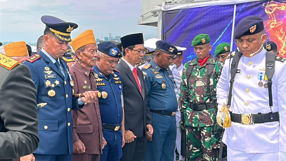 KEPALA KANTOR KSOP KELAS I DUMAI MENGIKUTI UPACARA TABUR BUNGA DI LAUT DALAM RANGKA MEMPERINGATI HARI PAHLAWAN TAHUN 2025