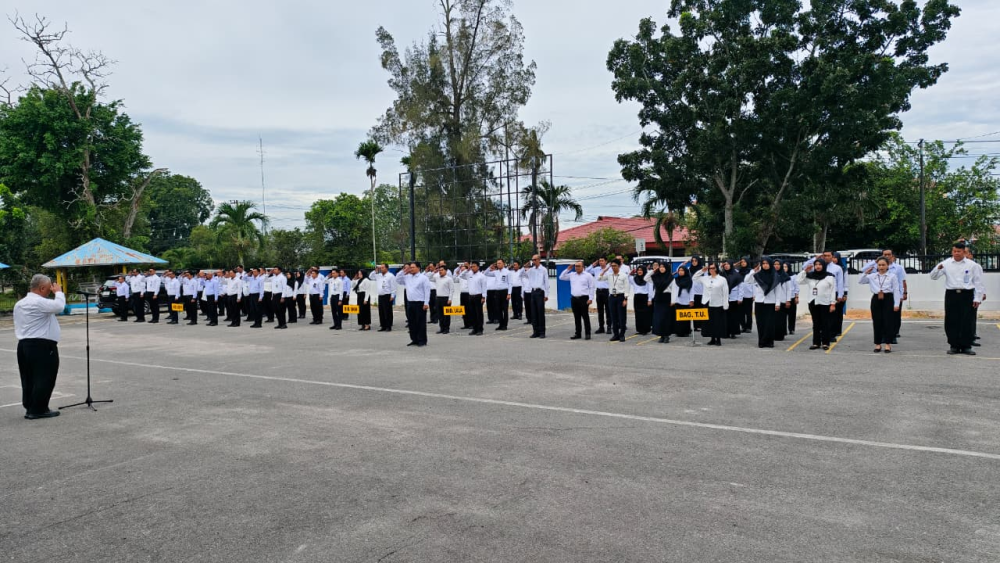 UPACARA BENDERA DALAM RANGKA MEMPERINGATI HARI PAHLAWAN TAHUN 2025 DI KANTOR KSOP KELAS I DUMAI