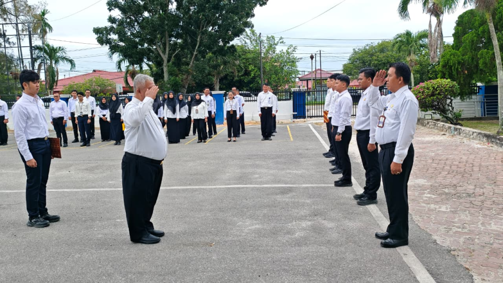 UPACARA BENDERA DALAM RANGKA MEMPERINGATI HARI PAHLAWAN TAHUN 2025 DI KANTOR KSOP KELAS I DUMAI