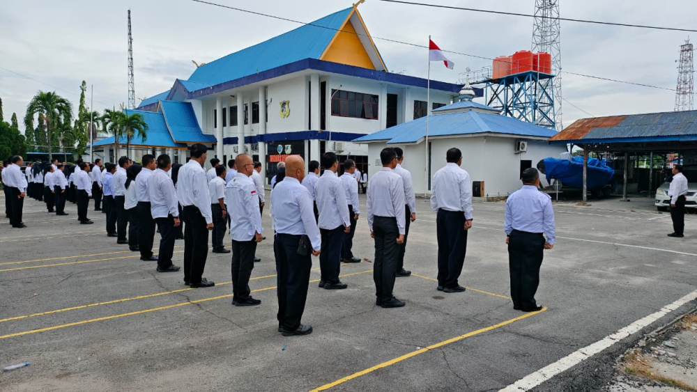 UPACARA BENDERA DALAM RANGKA MEMPERINGATI HARI PAHLAWAN TAHUN 2025 DI KANTOR KSOP KELAS I DUMAI