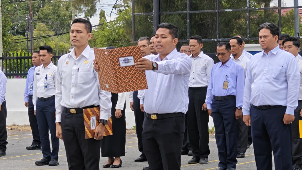 UPACARA BENDERA DALAM RANGKA MEMPERINGATI HARI PAHLAWAN TAHUN 2025 DI KANTOR KSOP KELAS I DUMAI