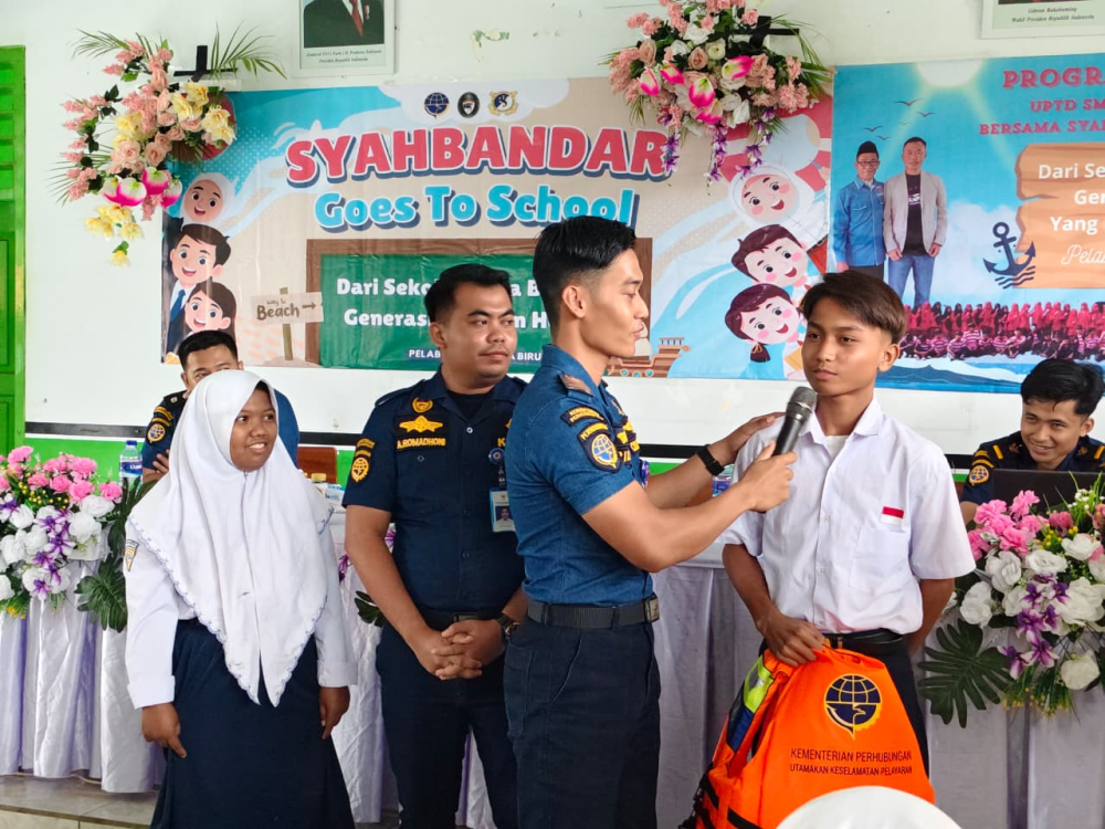 “Syahbandar Goes To School: Kantor UPP Telaga Biru Tanamkan Jiwa Maritim Hebat Sejak Dini di SMPN 2 Tanjung Bumi”