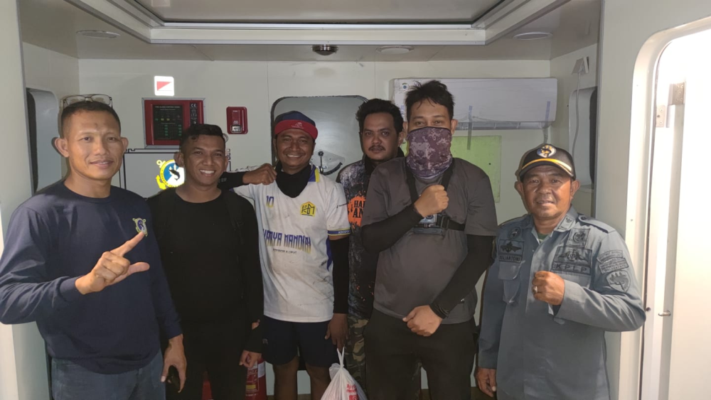 Kapal Patroli KPLP KSOP Malahayati Selamatkan 5 Nelayan Terombang - Ambing di Perairan Pulau Bunta Pulau Aceh
