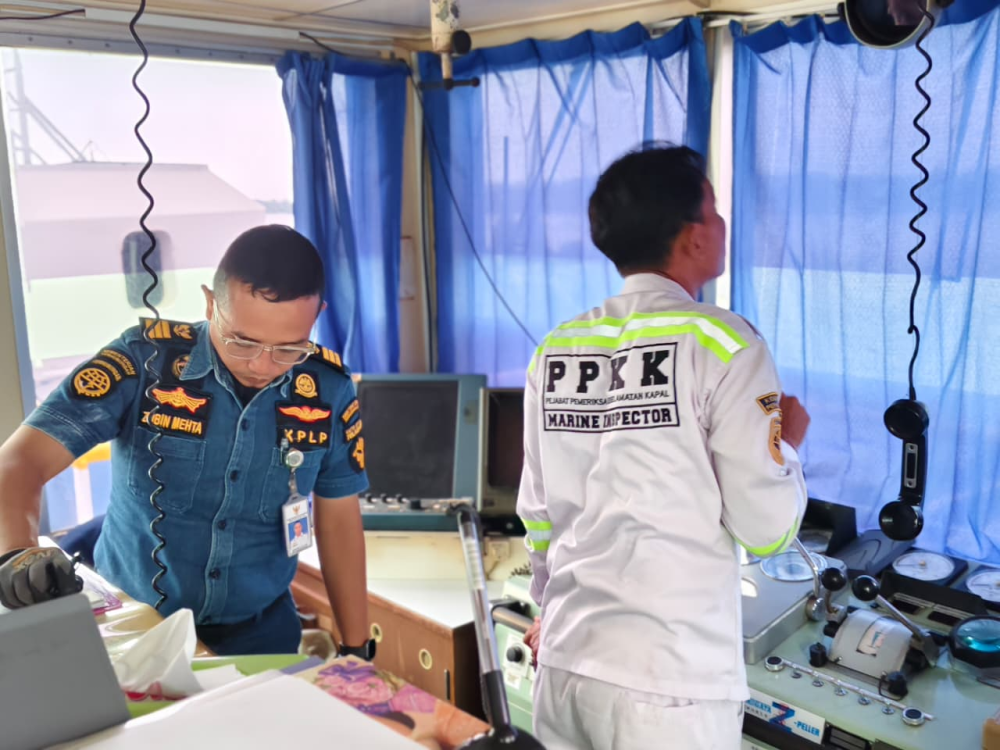 “Pastikan Kapal Siap Beroperasi, Syahbandar Laksanakan Pemeriksaan Menyeluruh TB Weda KTP 06 di Dock Adiluhung