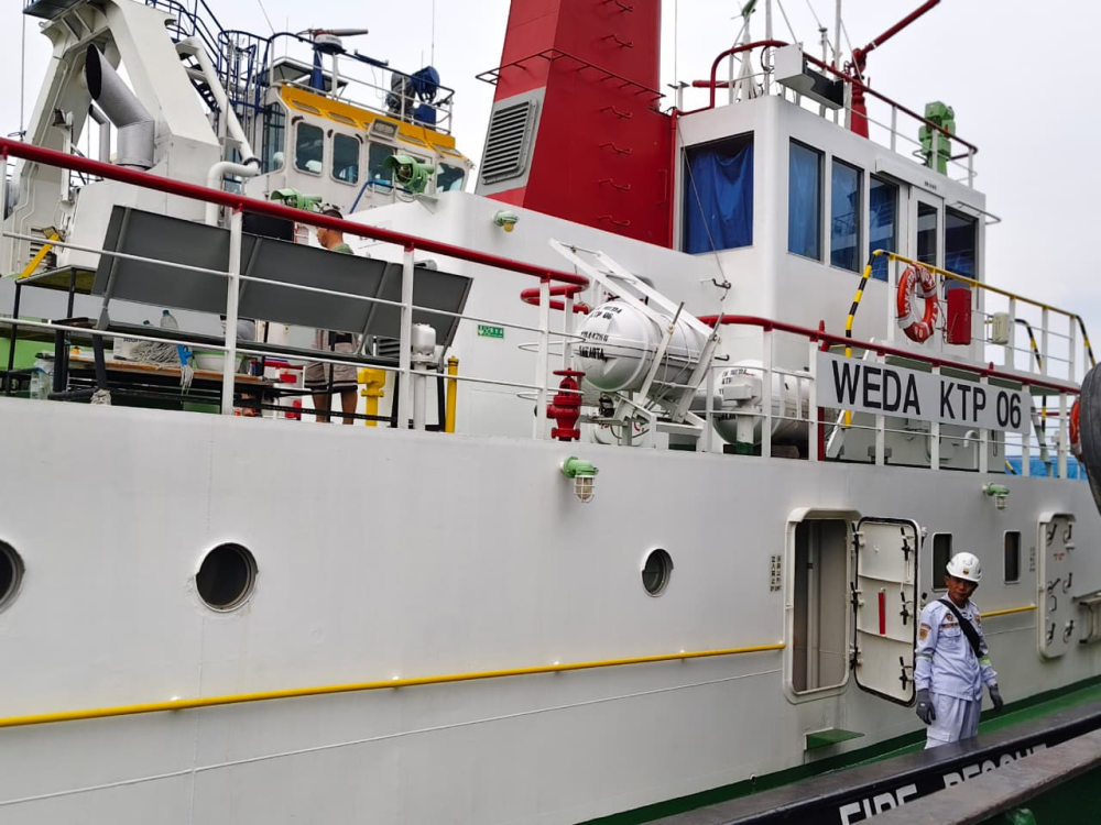 “Pastikan Kapal Siap Beroperasi, Syahbandar Laksanakan Pemeriksaan Menyeluruh TB Weda KTP 06 di Dock Adiluhung