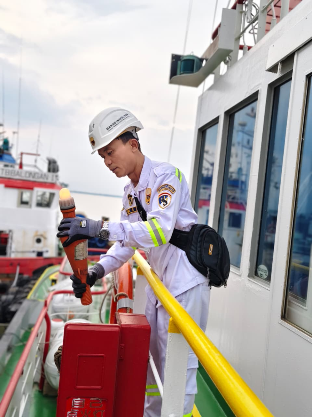 “Pastikan Kapal Siap Beroperasi, Syahbandar Laksanakan Pemeriksaan Menyeluruh TB Weda KTP 06 di Dock Adiluhung