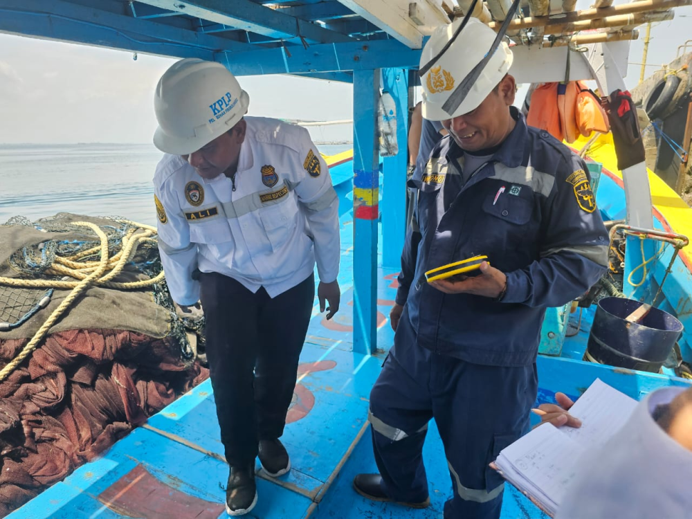 Giat Pelayanan Jemput Bola KSOP Kelas IV Probolinggo “Jebol Dokumen” Kapal Perikanan Di Pulau Gili Ketapang, Kabupaten Probolinggo.