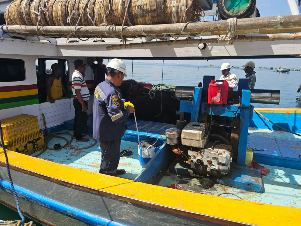 Giat Pelayanan Jemput Bola KSOP Kelas IV Probolinggo “Jebol Dokumen” Kapal Perikanan Di Pulau Gili Ketapang, Kabupaten Probolinggo.
