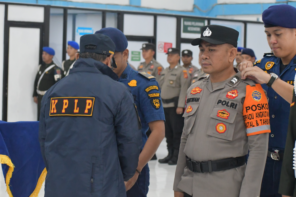Pelepasan Ban Lengan Tandai Berakhirnya Penyelenggaraan Posko Nataru 2025 di Pelabuhan Samarinda