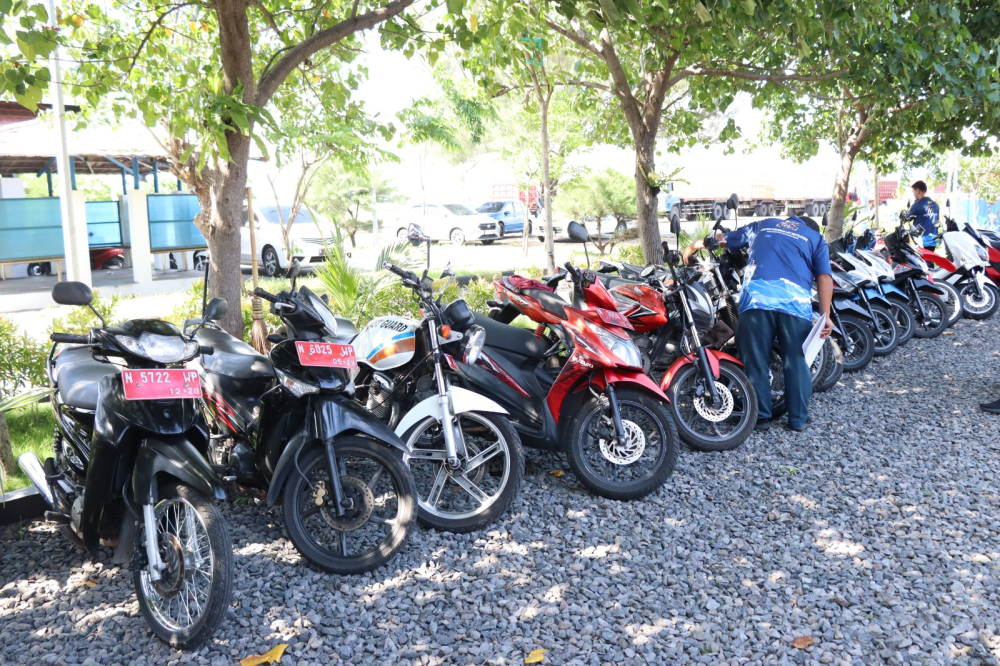 Pastikan Kendaraan Dinas Layak Pakai, Kepala KSOP Kelas IV Probolinggo dan Tim BMN Lakukan Pengecekan Secara Fisik.