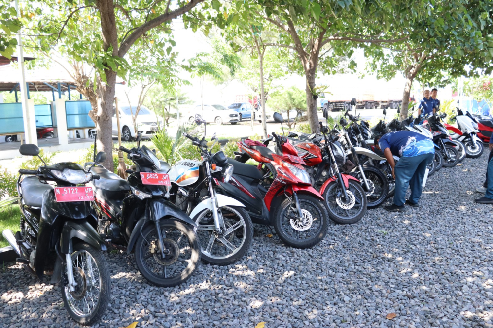Pastikan Kendaraan Dinas Layak Pakai, Kepala KSOP Kelas IV Probolinggo dan Tim BMN Lakukan Pengecekan Secara Fisik.