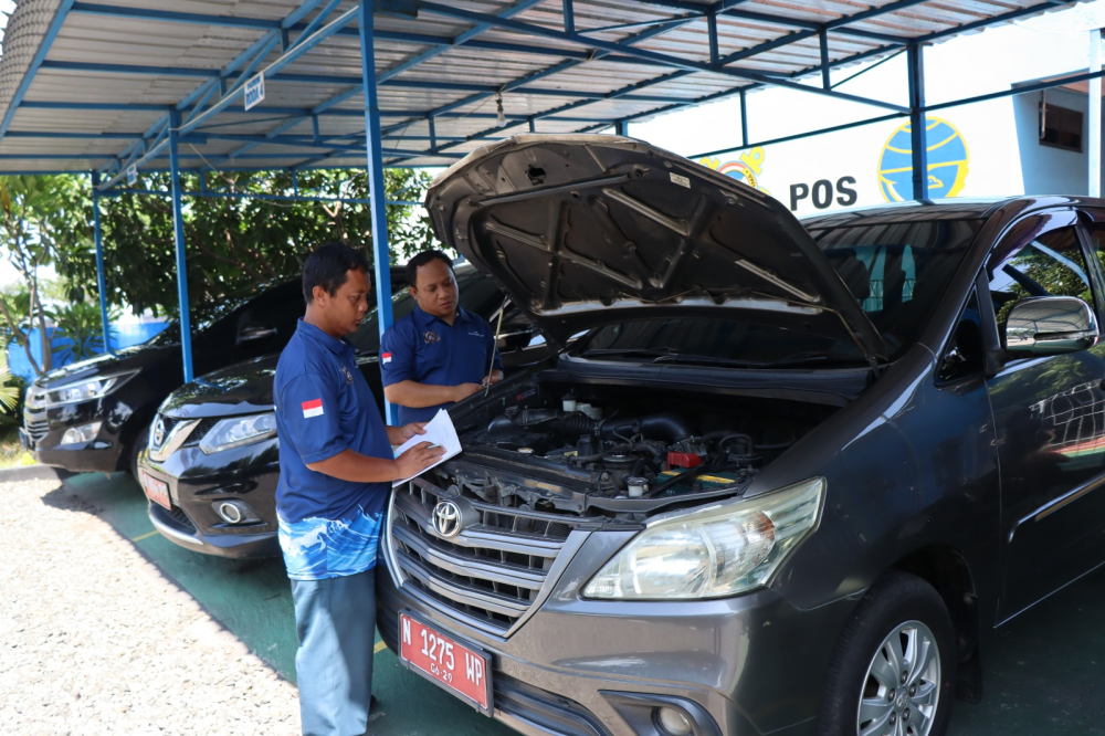 Pastikan Kendaraan Dinas Layak Pakai, Kepala KSOP Kelas IV Probolinggo dan Tim BMN Lakukan Pengecekan Secara Fisik.