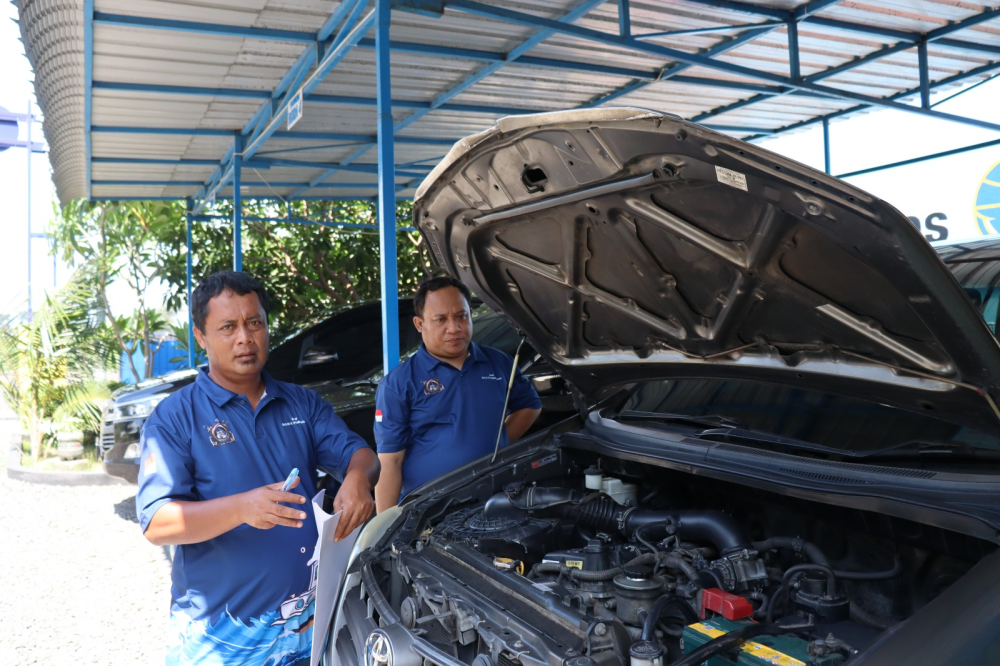 Pastikan Kendaraan Dinas Layak Pakai, Kepala KSOP Kelas IV Probolinggo dan Tim BMN Lakukan Pengecekan Secara Fisik.