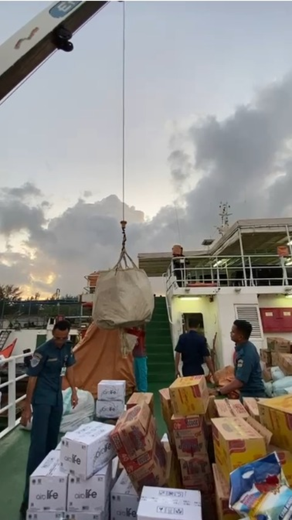 KN Antares Disnav Sabang Salurkan Bantuan dan Lakukan Evakuasi Korban Banjir di Aceh