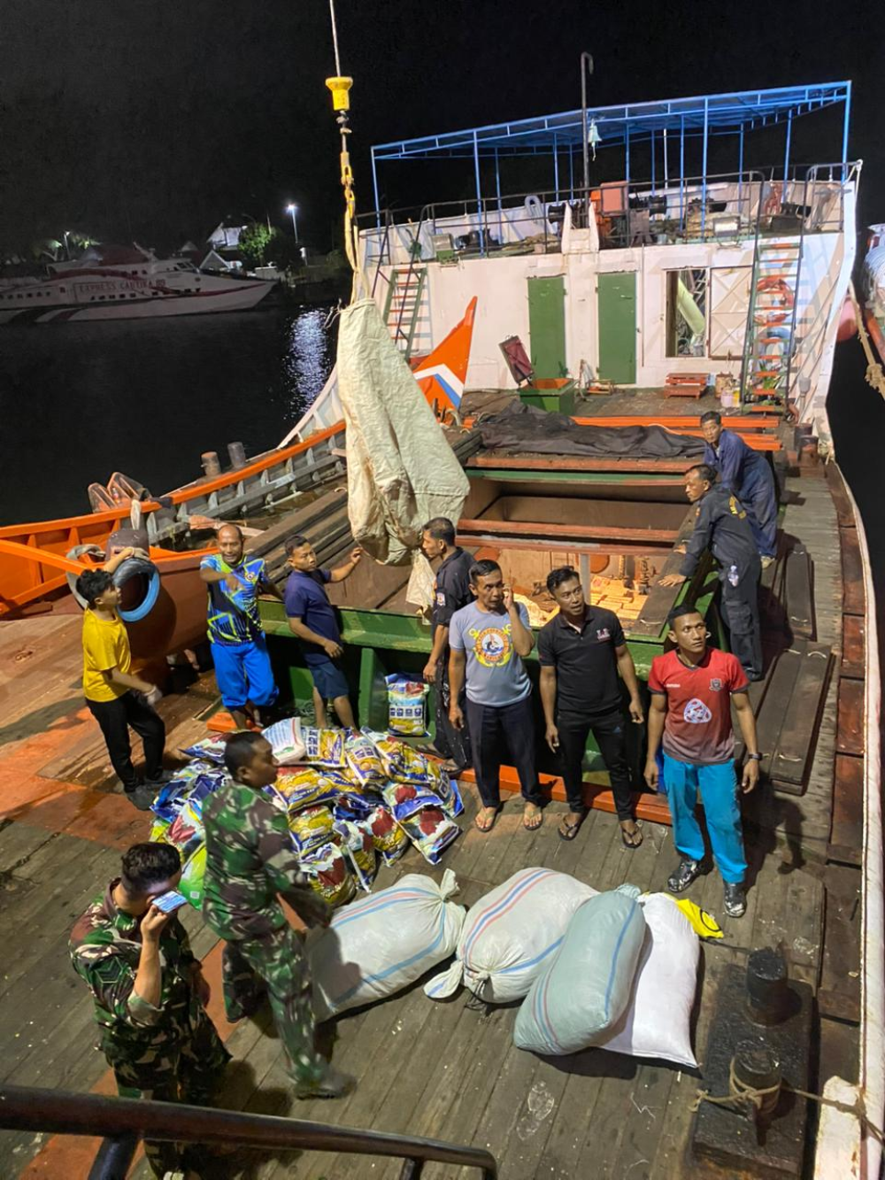 KN Antares Disnav Sabang Salurkan Bantuan dan Lakukan Evakuasi Korban Banjir di Aceh