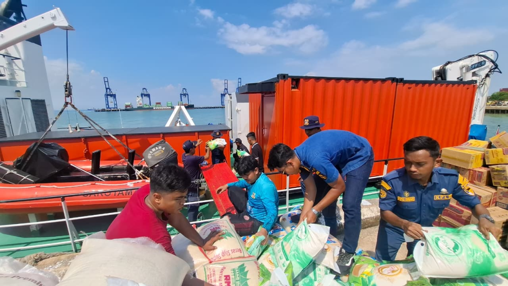 KEMENHUB KERAHKAN 4 KAPAL KPLP SALURKAN BANTUAN LOGISTIK UNTUK KORBAN BENCANA DI SUMATERA