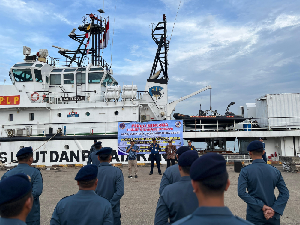 Pendistribusian Logistik ke kapal Negara KN. Trisula-P.111 Untuk Korban Banjir dan Tanah Longsor di Wilayah Sumatera.