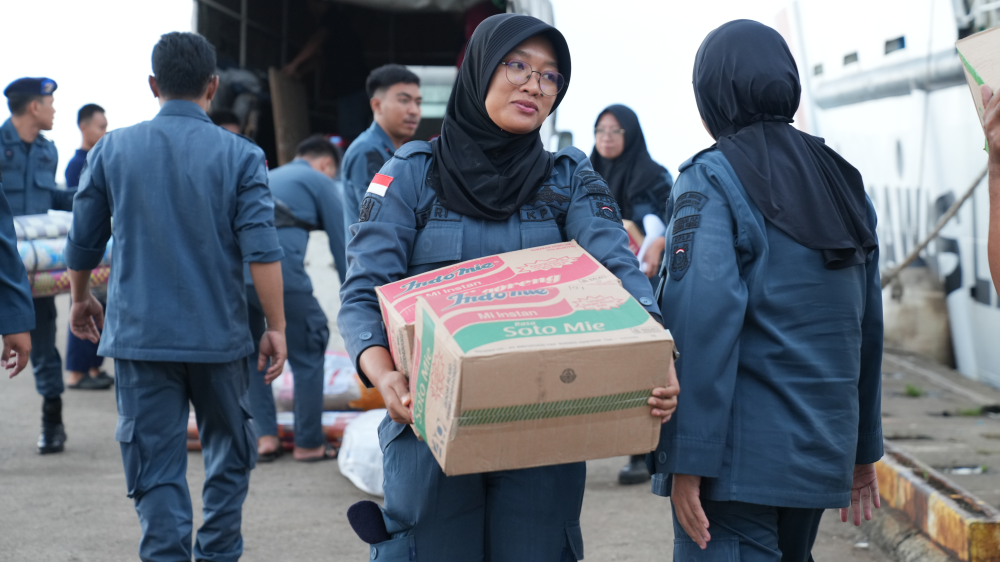 Pendistribusian Logistik ke kapal Negara KN. Trisula-P.111 Untuk Korban Banjir dan Tanah Longsor di Wilayah Sumatera.
