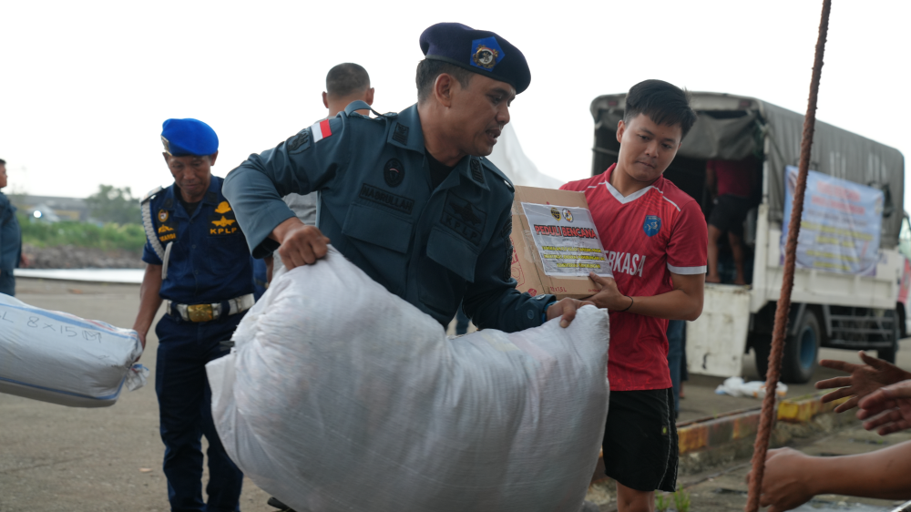 Pendistribusian Logistik ke kapal Negara KN. Trisula-P.111 Untuk Korban Banjir dan Tanah Longsor di Wilayah Sumatera.