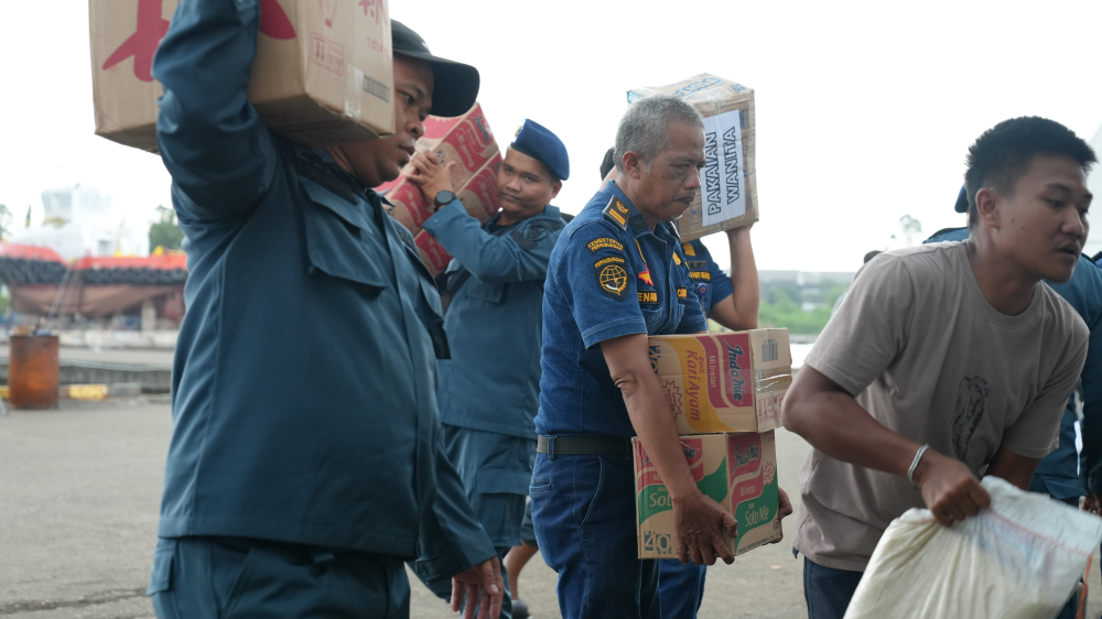 Pendistribusian Logistik ke kapal Negara KN. Trisula-P.111 Untuk Korban Banjir dan Tanah Longsor di Wilayah Sumatera.