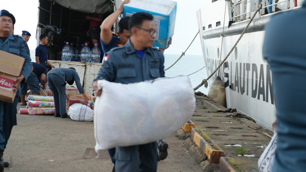 Pendistribusian Logistik ke kapal Negara KN. Trisula-P.111 Untuk Korban Banjir dan Tanah Longsor di Wilayah Sumatera.