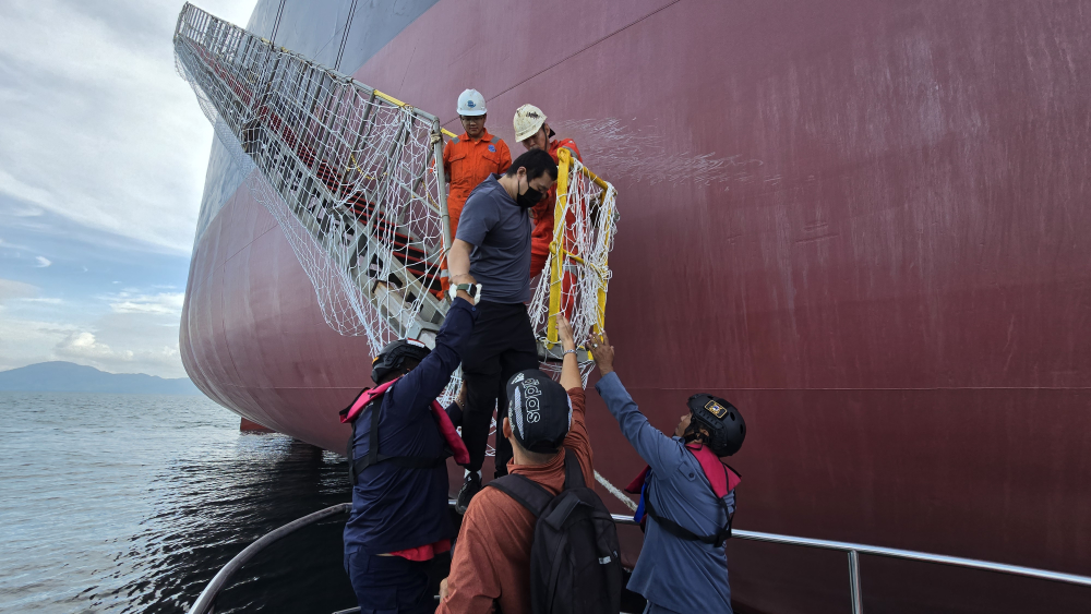 Petugas KPLP KSOP Malahayati Mengevakuasi Crew Kapal Asing MV.PICTOR MARINE Yang Sakit di Selat Benggala.
