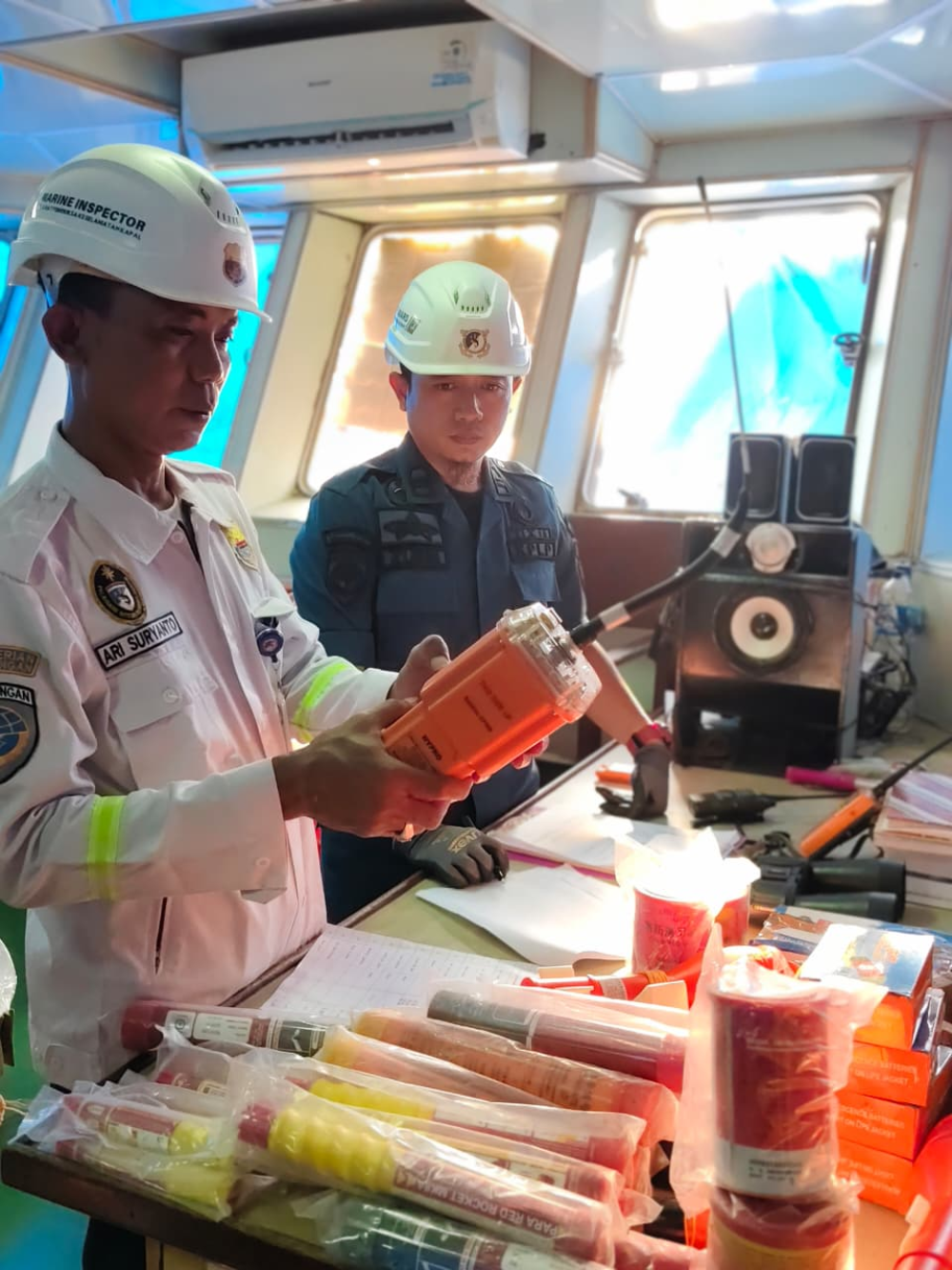 UPP Kelas III Telaga Biru melaksanakan koordinasi pemeliharaan kedalaman dermaga di area Adiluhung serta pemeriksaan kelaiklautan kapal sebagai upaya memastikan keselamatan pelayaran dan kesiapan operasional kapal.