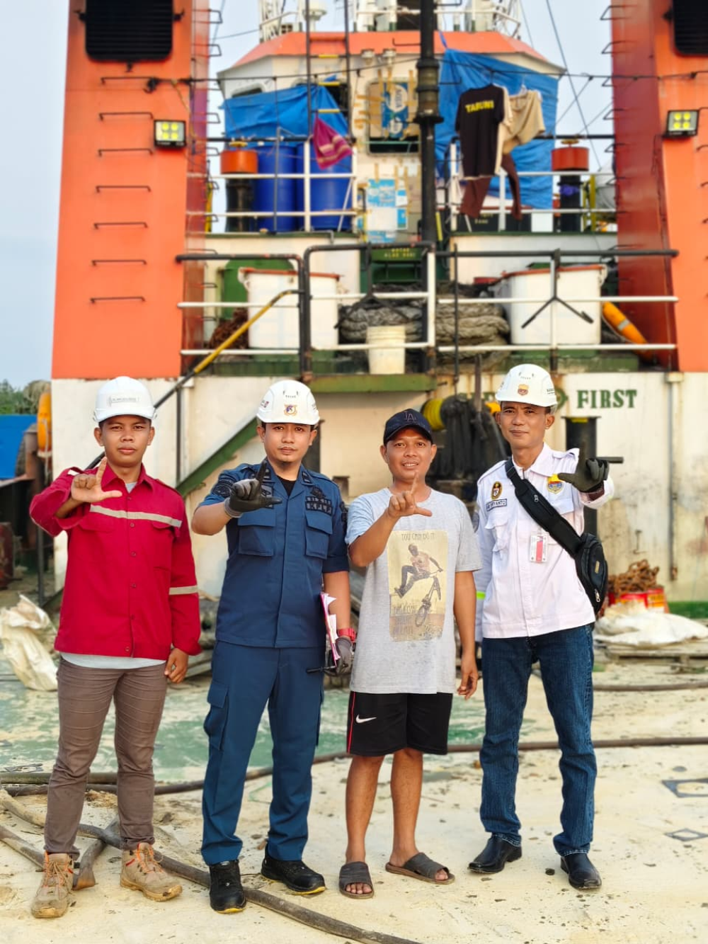 UPP Kelas III Telaga Biru melaksanakan koordinasi pemeliharaan kedalaman dermaga di area Adiluhung serta pemeriksaan kelaiklautan kapal sebagai upaya memastikan keselamatan pelayaran dan kesiapan operasional kapal.