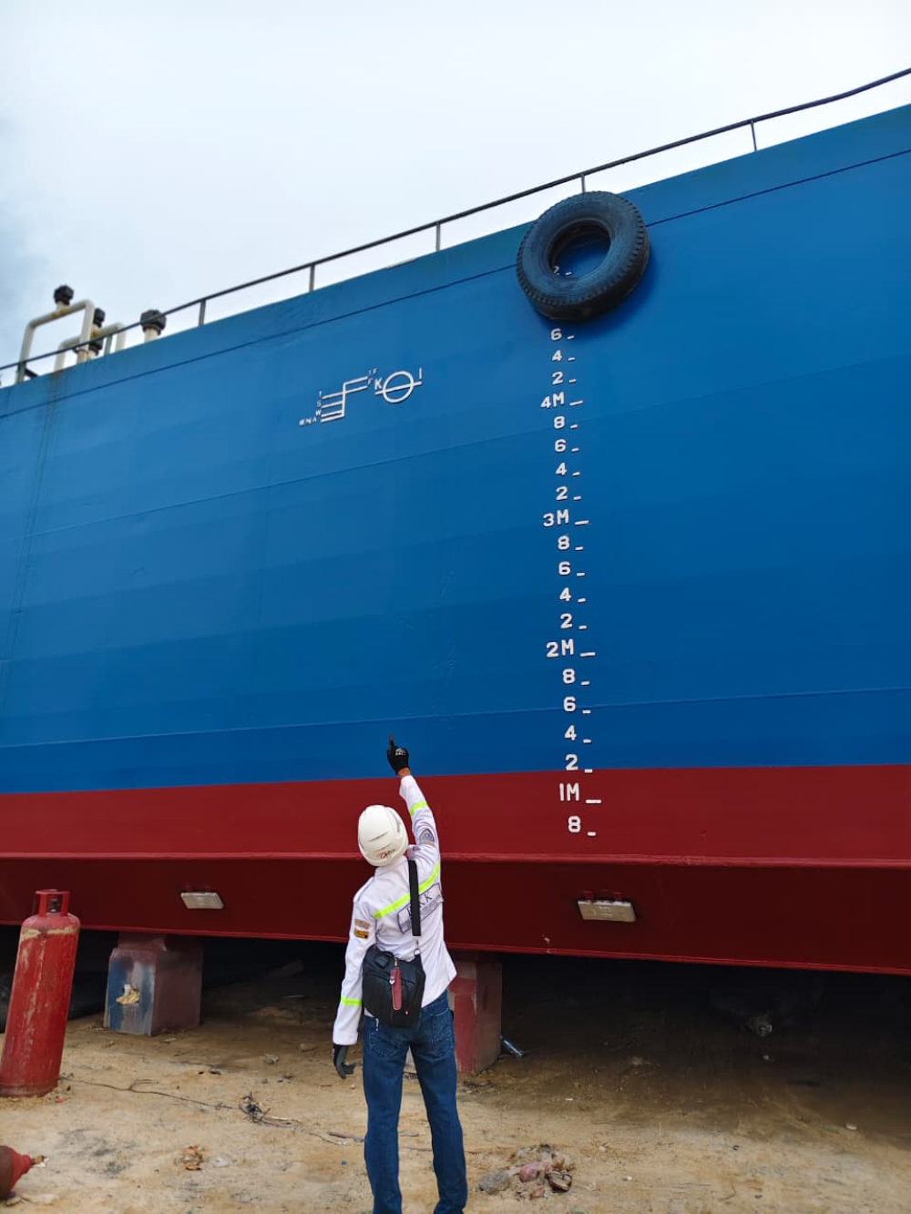 UPP Kelas III Telaga Biru melaksanakan koordinasi pemeliharaan kedalaman dermaga di area Adiluhung serta pemeriksaan kelaiklautan kapal sebagai upaya memastikan keselamatan pelayaran dan kesiapan operasional kapal.