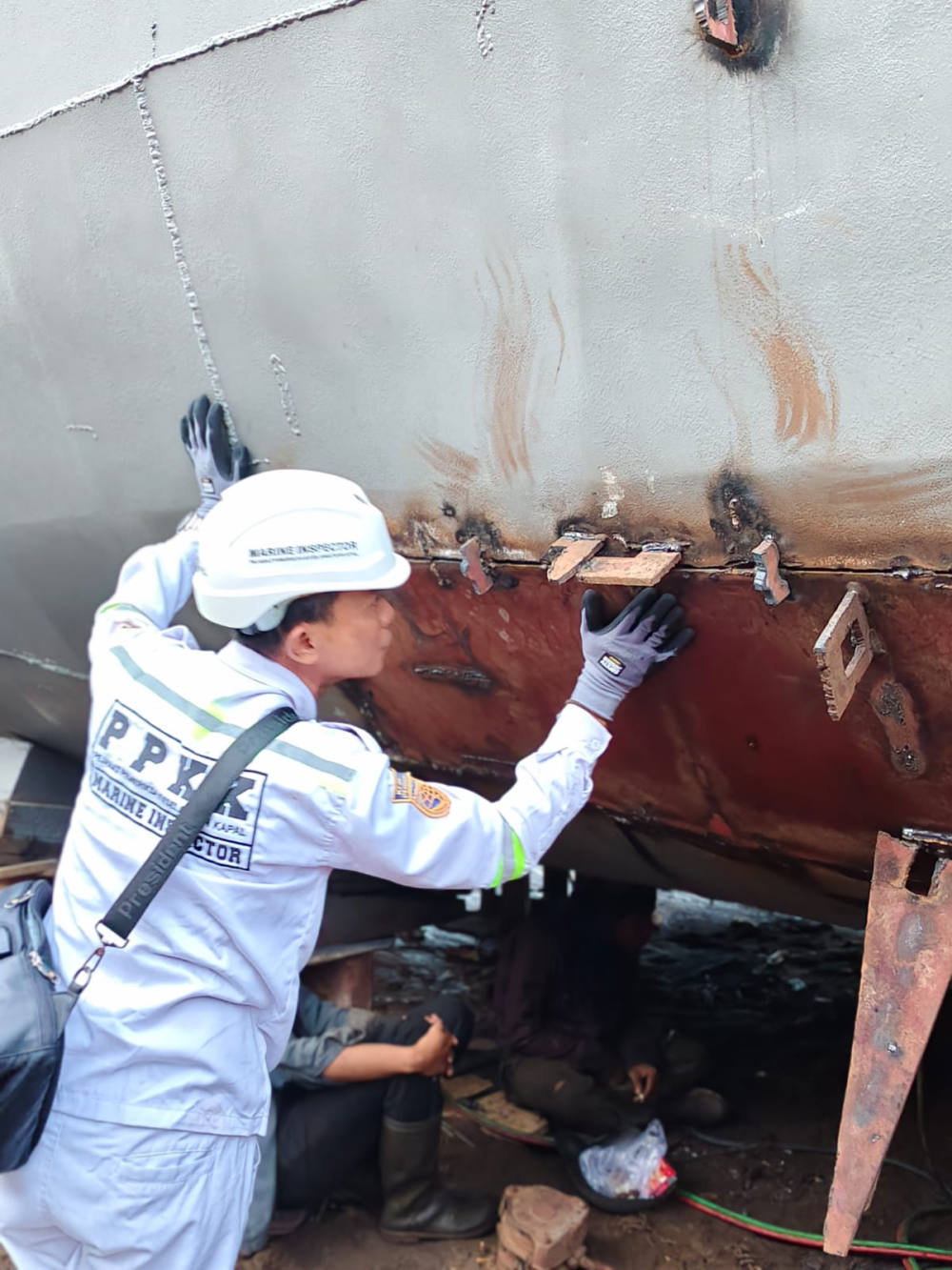 “Bukan Sekadar Cek Alat, Tapi Menjaga Nyawa di Laut: KM Anugrah Abadi Menjalani Pemeriksaan Penuh Makna”
