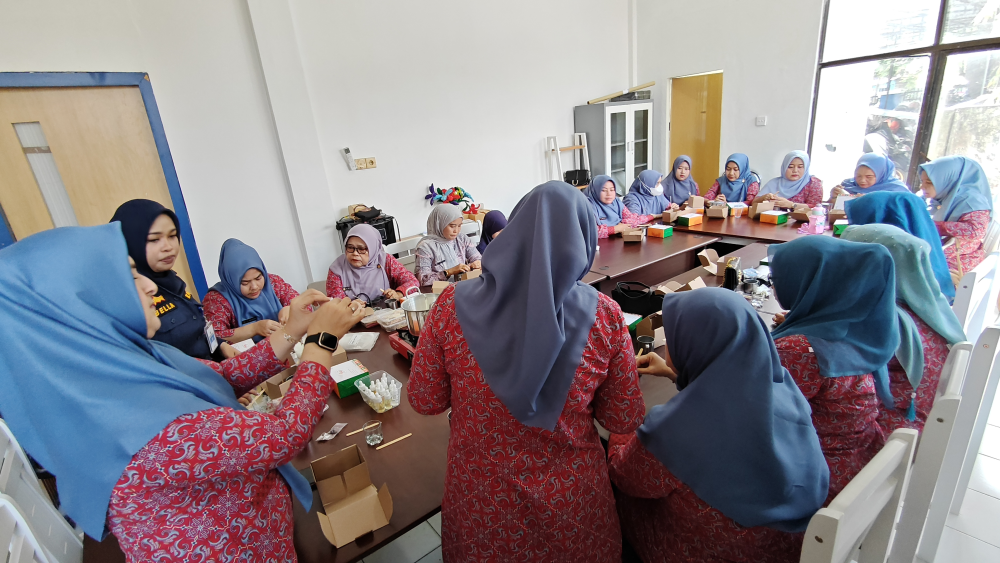 KEGIATAN MEMBUAT Scented Candle atau ilin Aromaterapi OLEH DWP KANTOR KSOP KELAS I DUMAI
