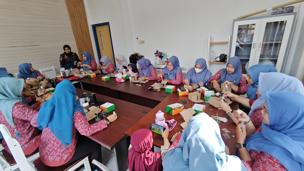 KEGIATAN MEMBUAT Scented Candle atau ilin Aromaterapi OLEH DWP KANTOR KSOP KELAS I DUMAI