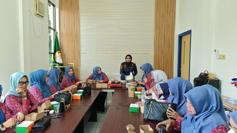 KEGIATAN MEMBUAT Scented Candle atau ilin Aromaterapi OLEH DWP KANTOR KSOP KELAS I DUMAI