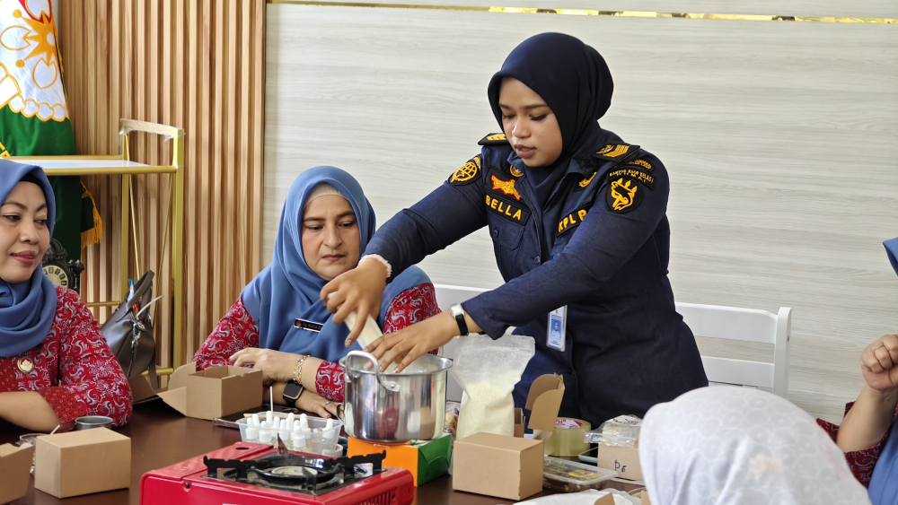 KEGIATAN MEMBUAT Scented Candle atau ilin Aromaterapi OLEH DWP KANTOR KSOP KELAS I DUMAI