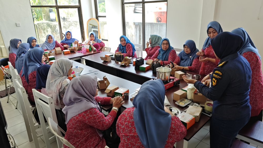 KEGIATAN MEMBUAT Scented Candle atau ilin Aromaterapi OLEH DWP KANTOR KSOP KELAS I DUMAI