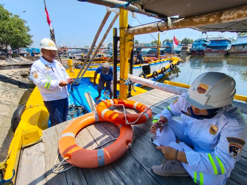 Pastikan Kelaiklautan KSOP Probolinggo Lakukan Ramp Check Kapal Penumpang di Pelabuhan Probolinggo