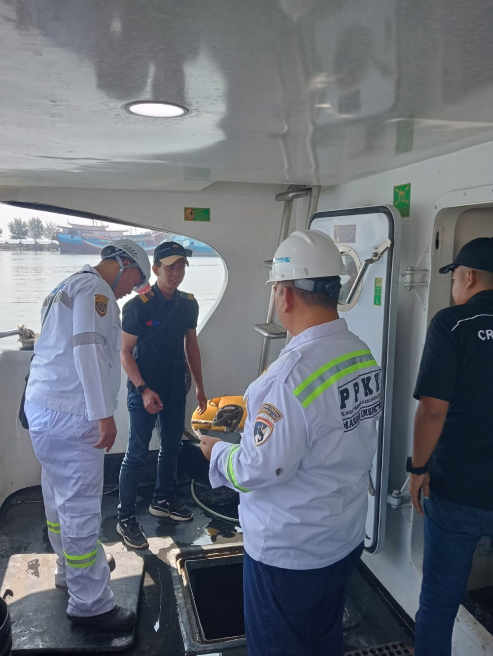 Pastikan Kelaiklautan KSOP Probolinggo Lakukan Ramp Check Kapal Penumpang di Pelabuhan Probolinggo