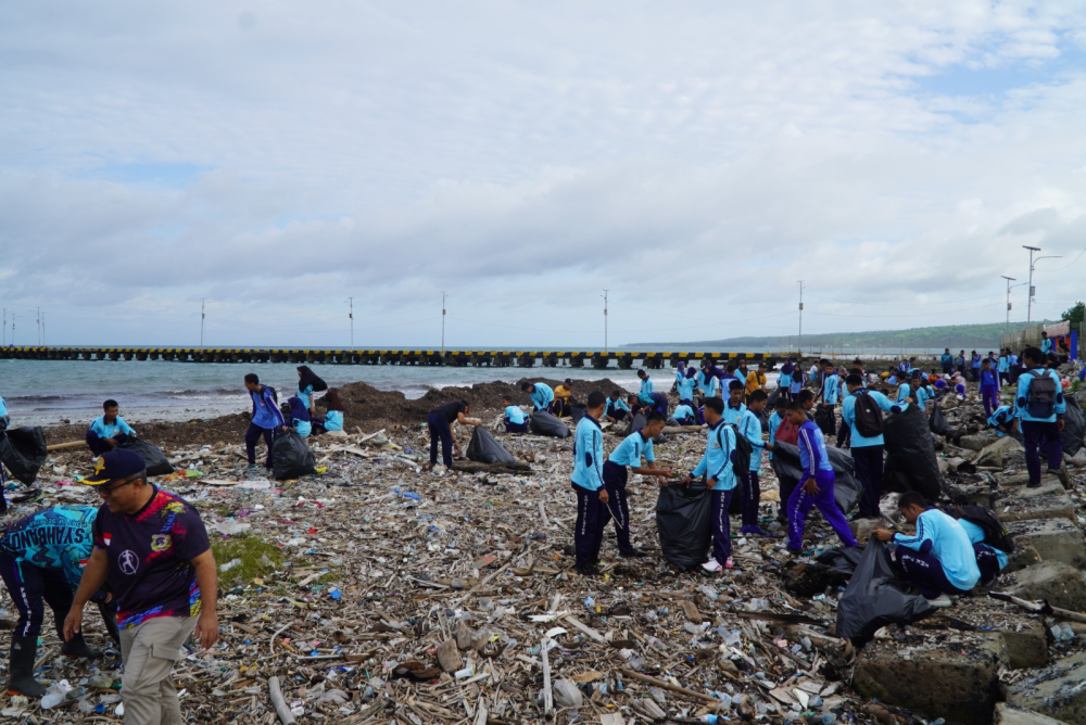Kantor UPP Selayar Dukung Gerakan Indonesia ASRI melalui Giat Bersih Pantai