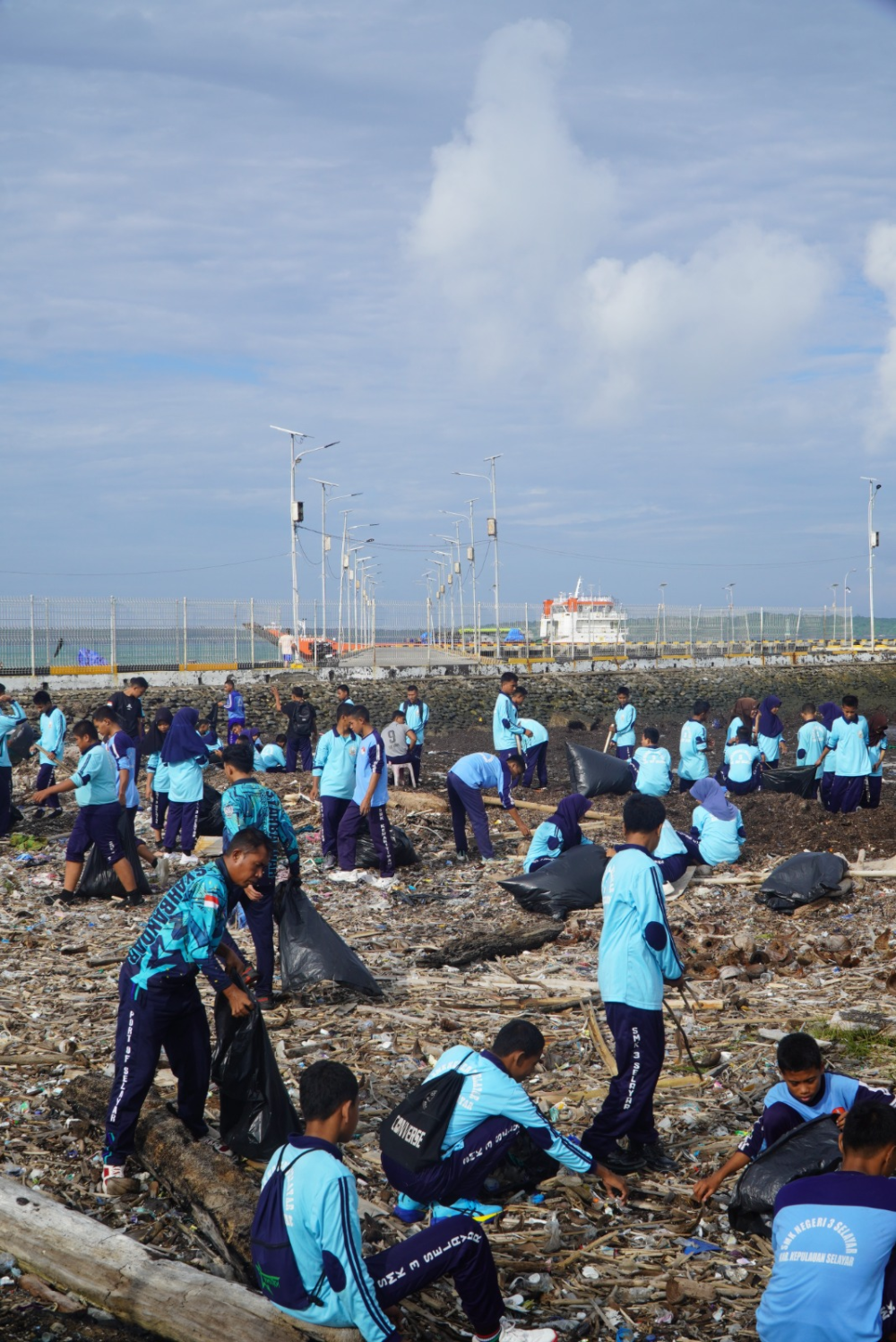 Kantor UPP Selayar Dukung Gerakan Indonesia ASRI melalui Giat Bersih Pantai