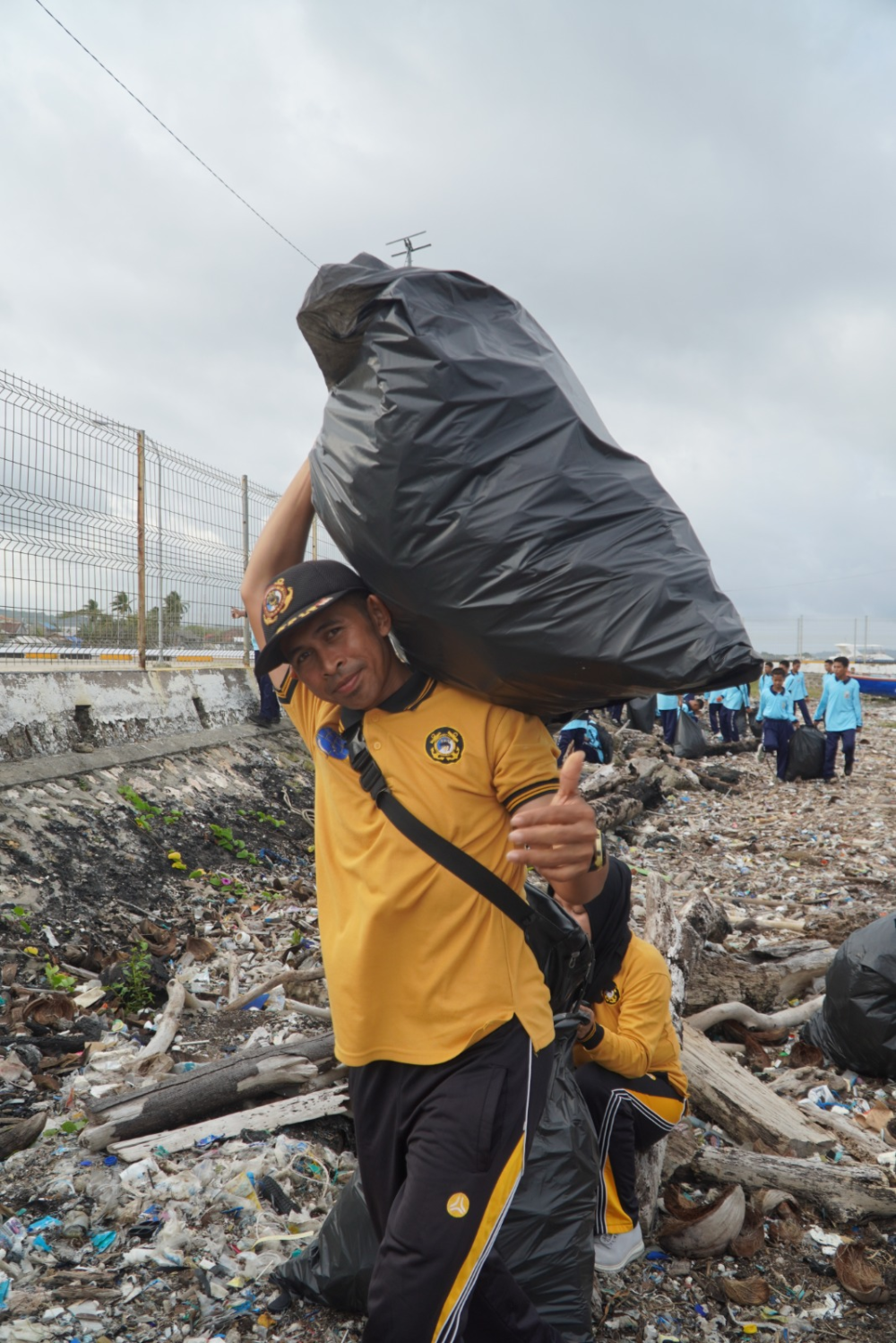 Kantor UPP Selayar Dukung Gerakan Indonesia ASRI melalui Giat Bersih Pantai