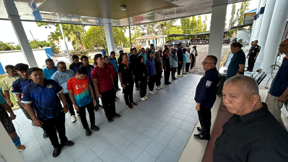 KEGIATAN BERSIH-BERSIH LINGKUNGAN KERJA KANTOR KSOP KELAS I DUMAI