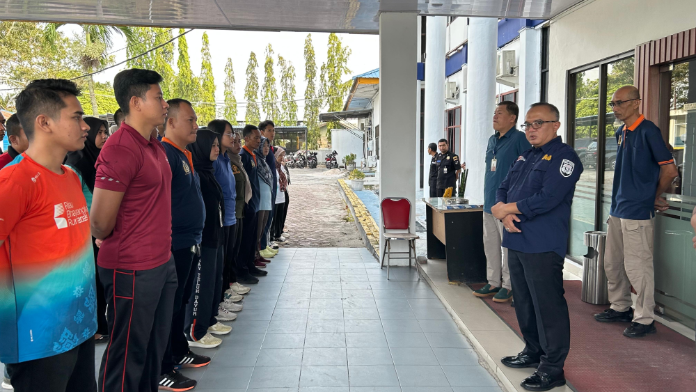 KEGIATAN BERSIH-BERSIH LINGKUNGAN KERJA KANTOR KSOP KELAS I DUMAI